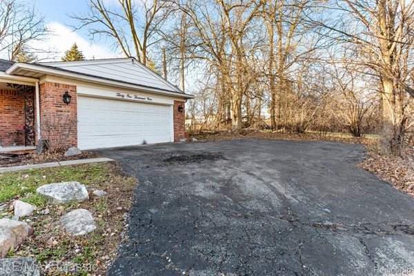 31009 HERITAGE HILLS DR, FARMINGTON HILLS, MI 48331 - Image 6be6fda2b50e45c2cd17cd63213b43e9/1458432142