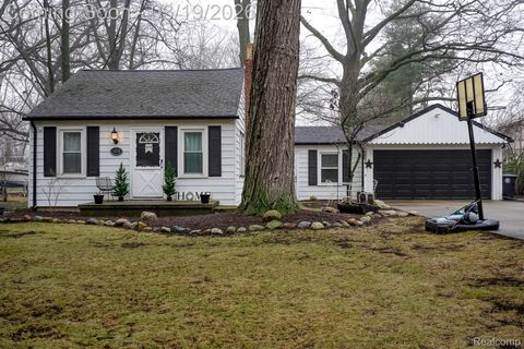 Photo of 14576 Bainbridge Street, Livonia City, MI 48154 (MLS # 20261017000)