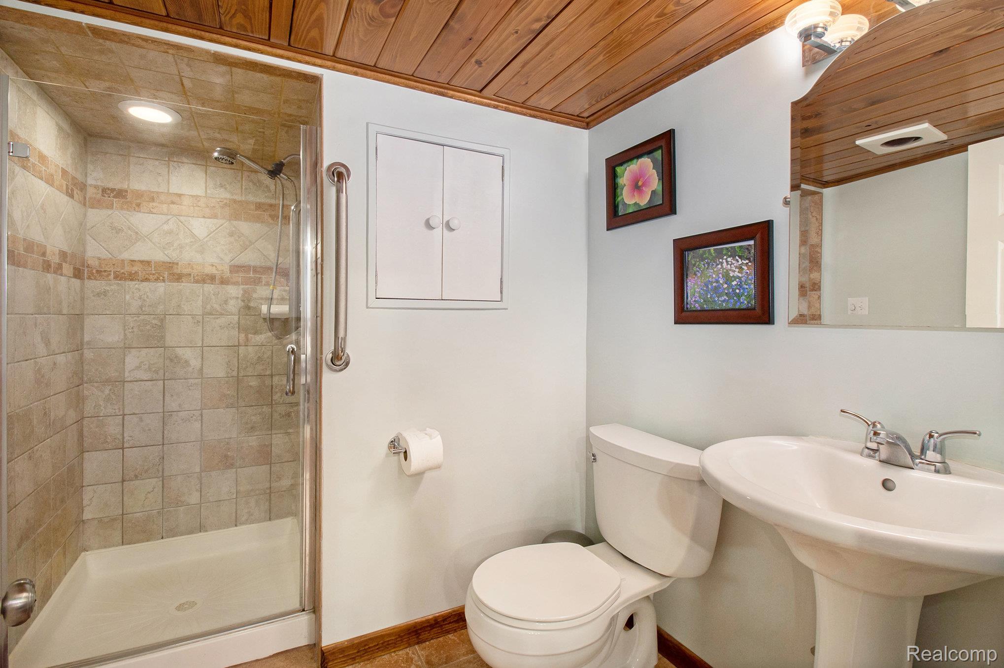 Orion Charter Township, Michigan 48362, United States, 3 Bedrooms Bedrooms, ,2 BathroomsBathrooms,Residential,Pending,145327