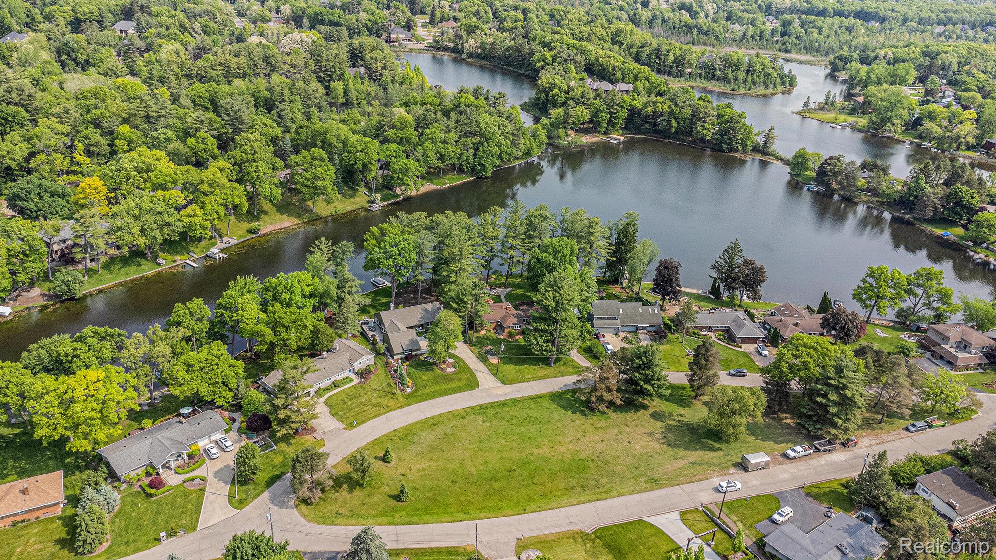 Orion Charter Township, Michigan 48362, United States, 3 Bedrooms Bedrooms, ,2 BathroomsBathrooms,Residential,Pending,145327