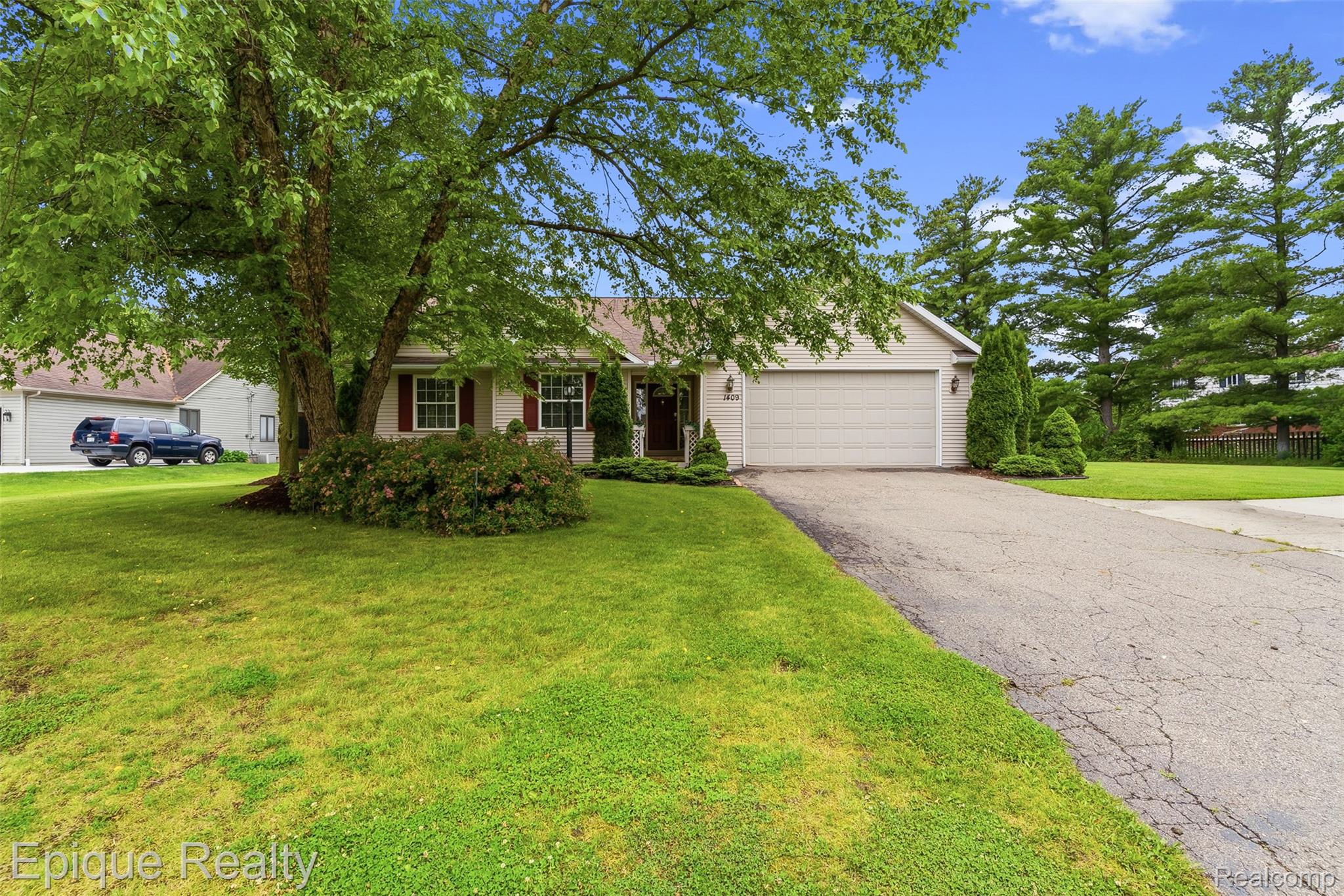 1409 Meadow Green Lane