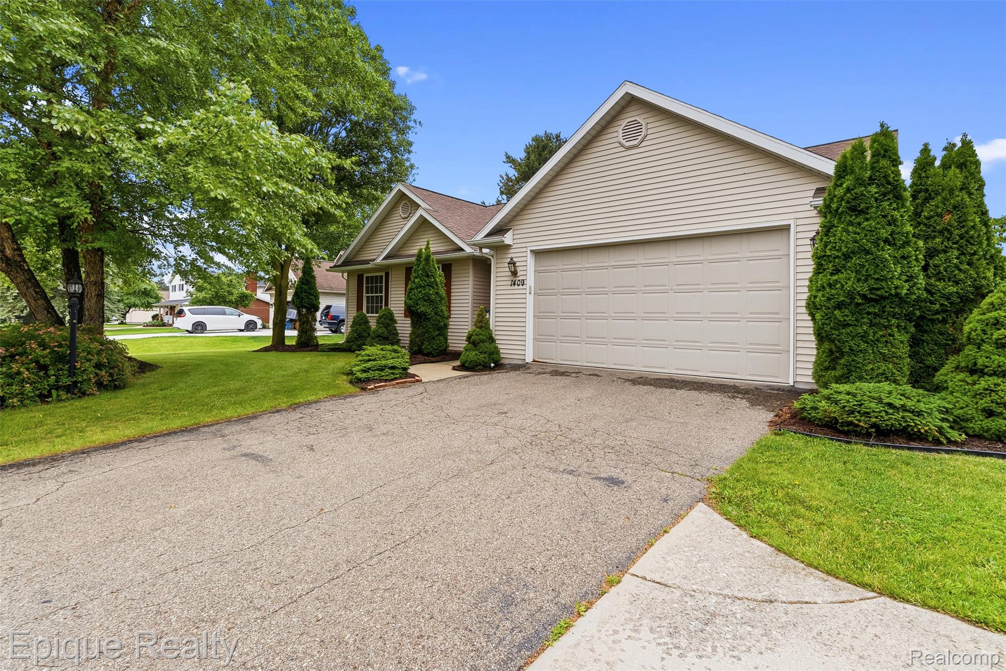 1409 Meadow Green Lane