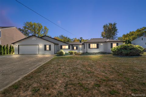 2950 Iowa Drive Troy City MI 48083
