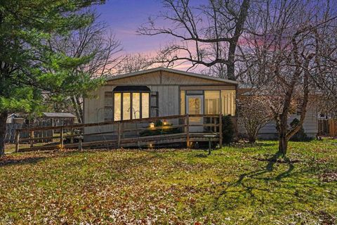 Photo of 1592 Oakwood Drive, Gladwin City, MI 48624 (MLS # 58050206166)