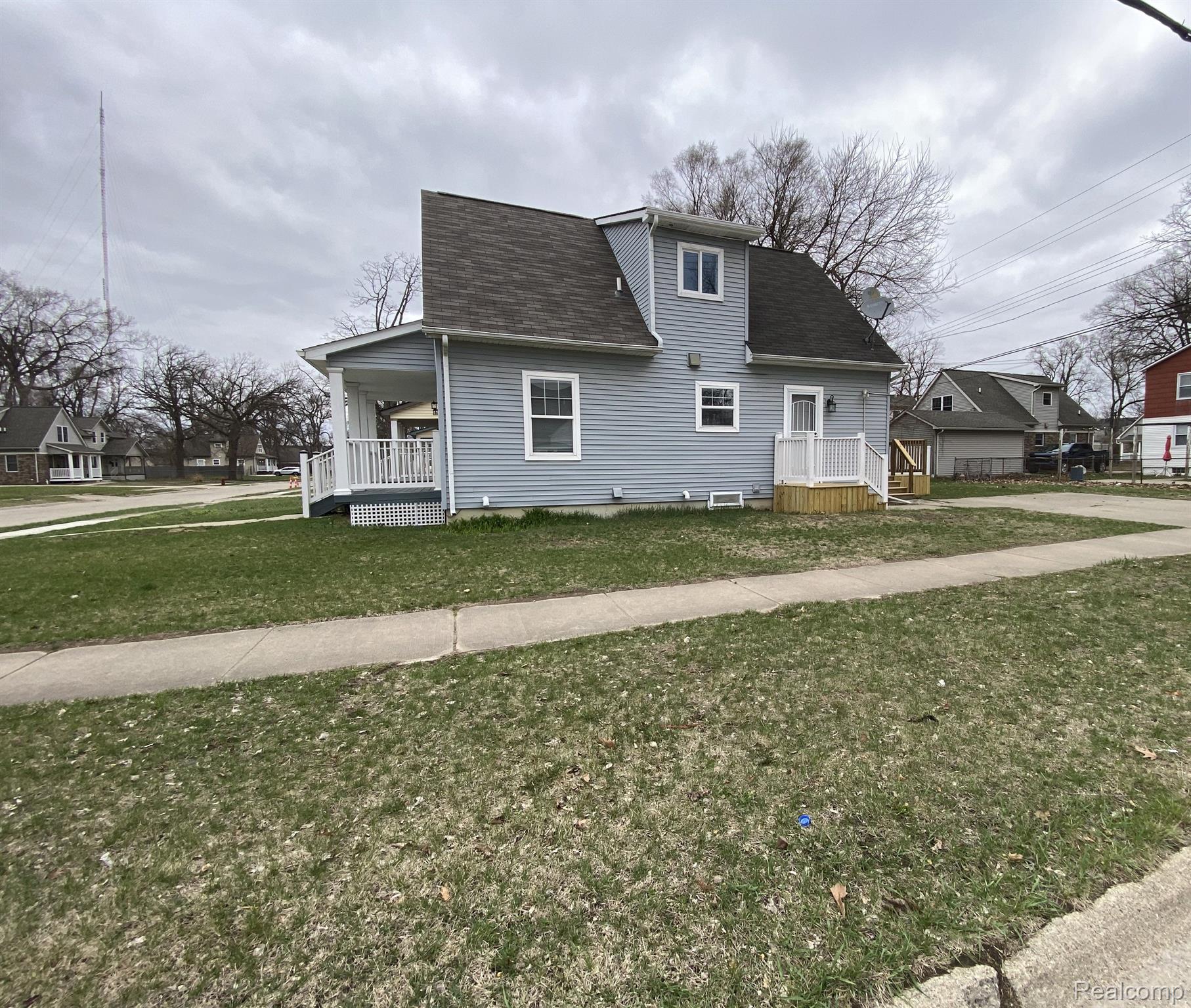 21032 WOODSIDE Avenue