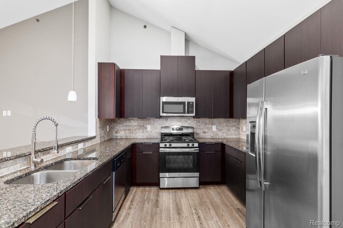 45738 UTICA PARK Boulevard