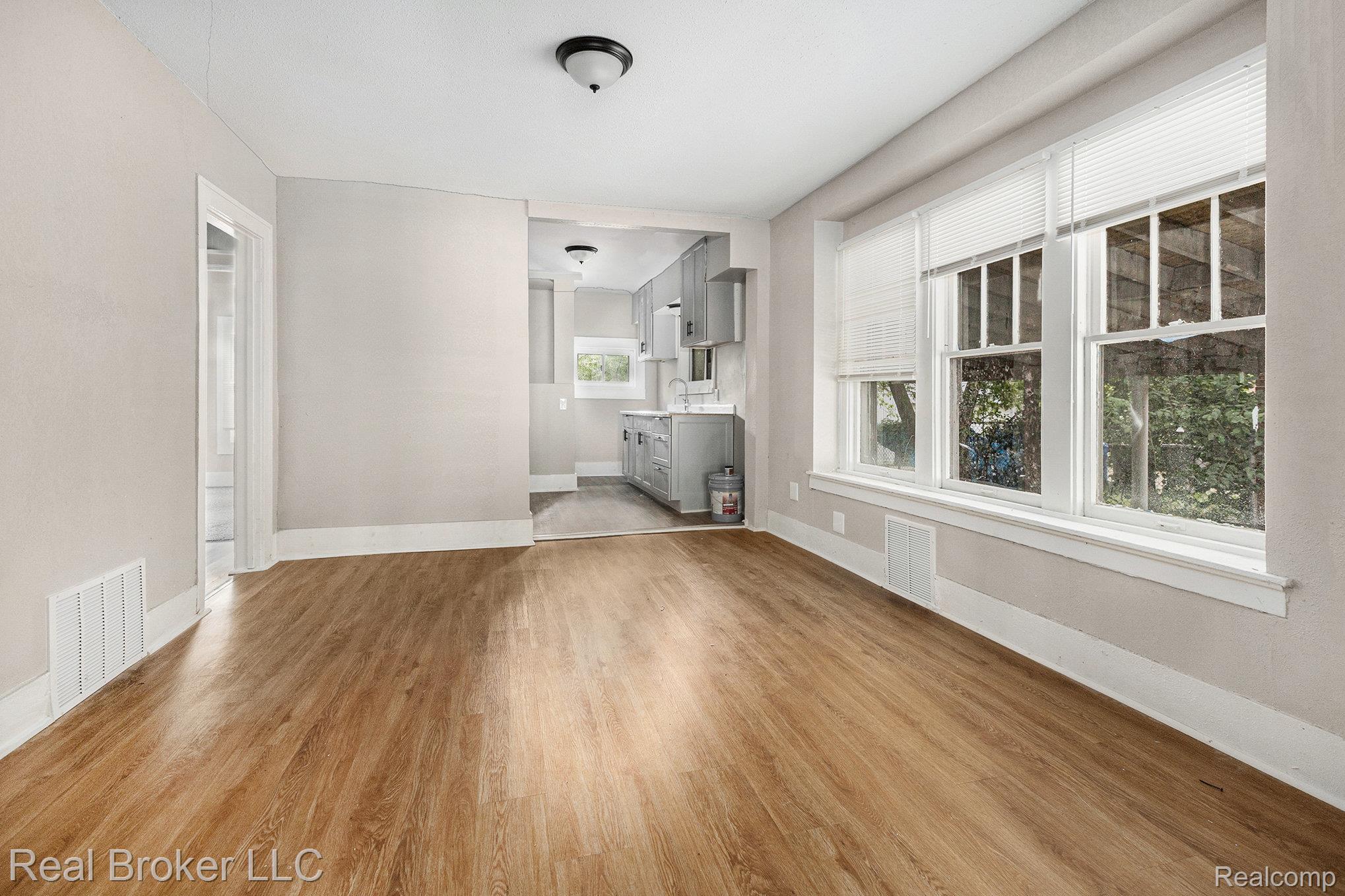 27305 Norfolk Street