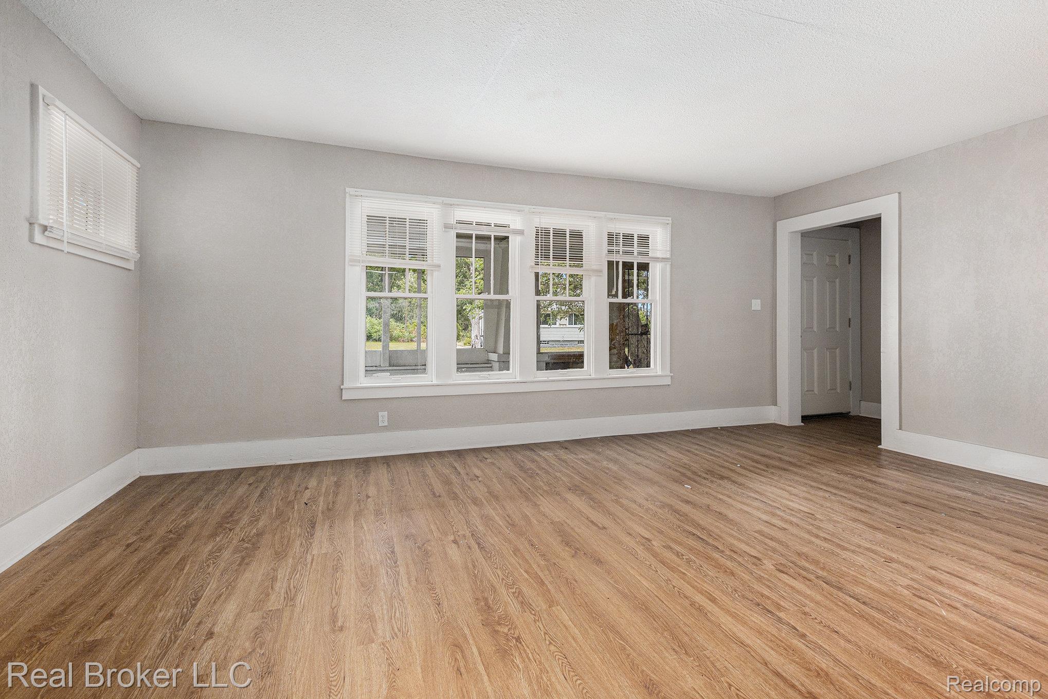 27305 Norfolk Street