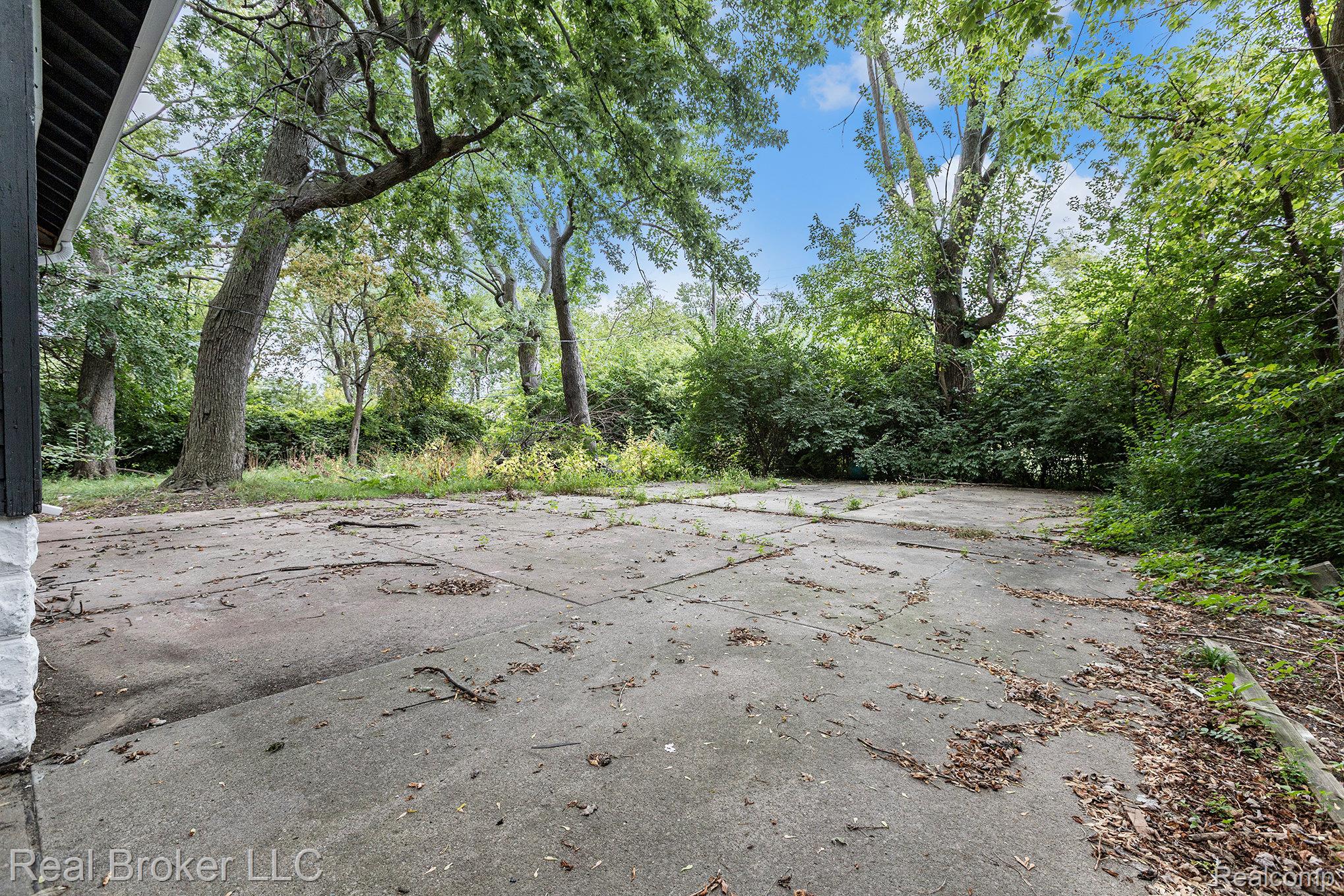 27305 Norfolk Street