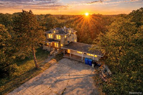 21855 Schoenherr Road Warren City MI 48089