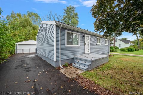 21986 Wellington Avenue Warren City MI 48089