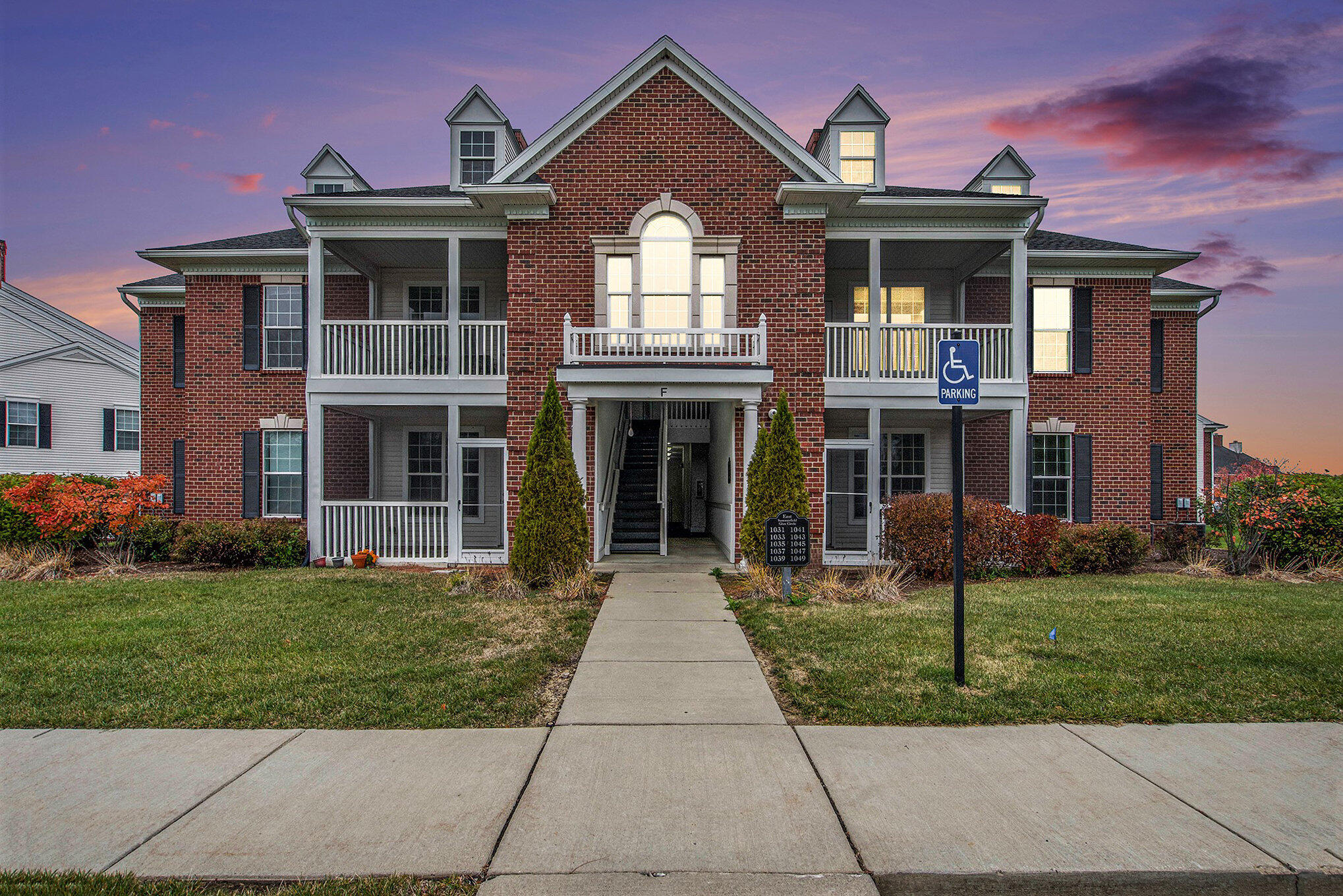 1041 E Summerfield Glen