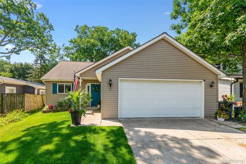 Photo of 3633 Richmond Street, Waterford Charter Township, MI 48328 (MLS # 20251023841)
