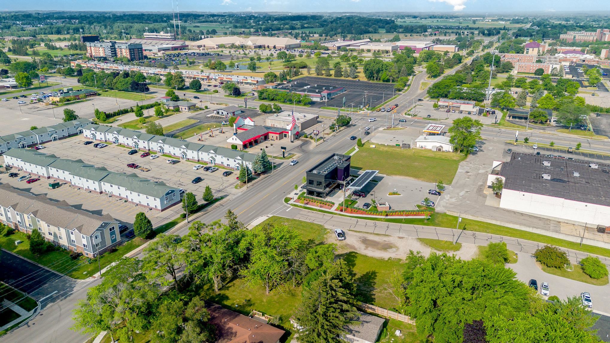 915 E Broomfield Road