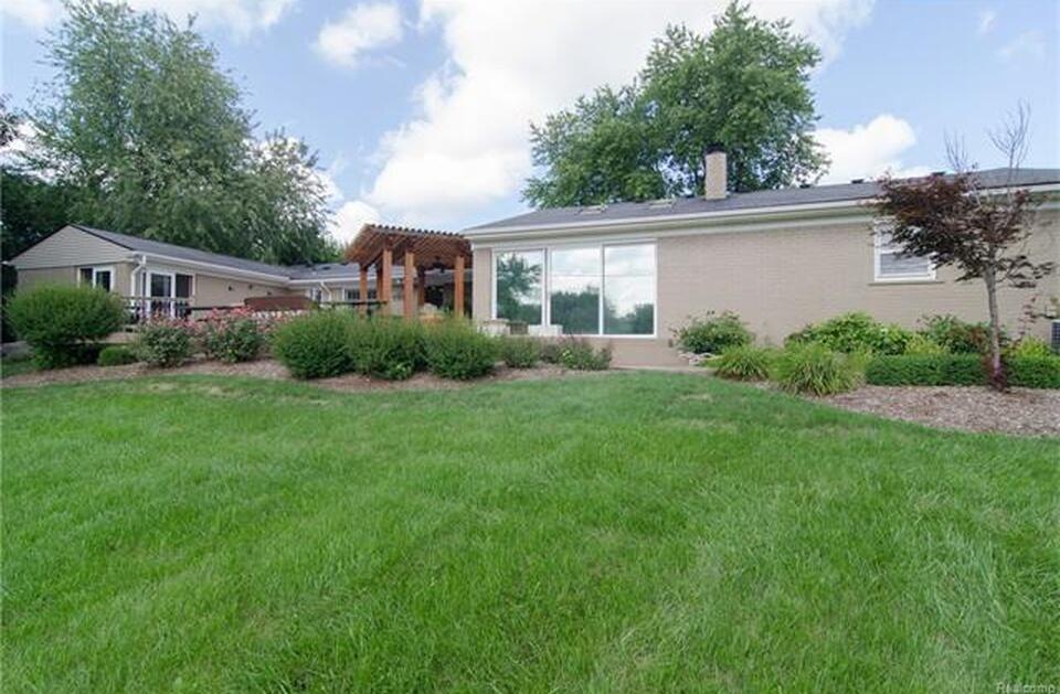 3275 Chickering Lane