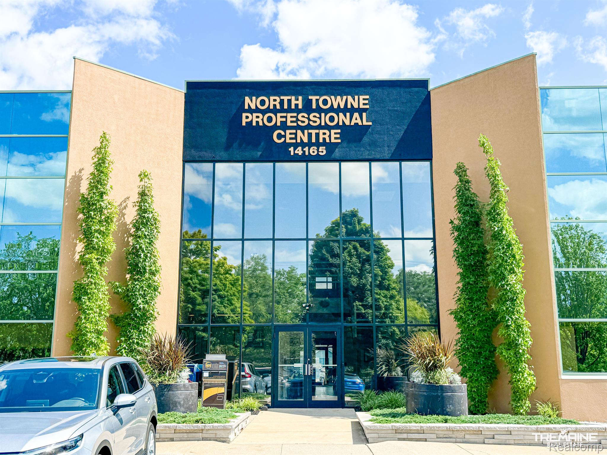 Photo 1 of 8 — 14165 N FENTON Road 204 E, Fenton Charter Township, MI 48430