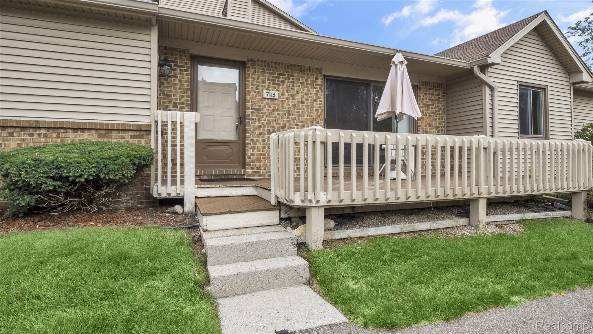 7113 Elmhurst