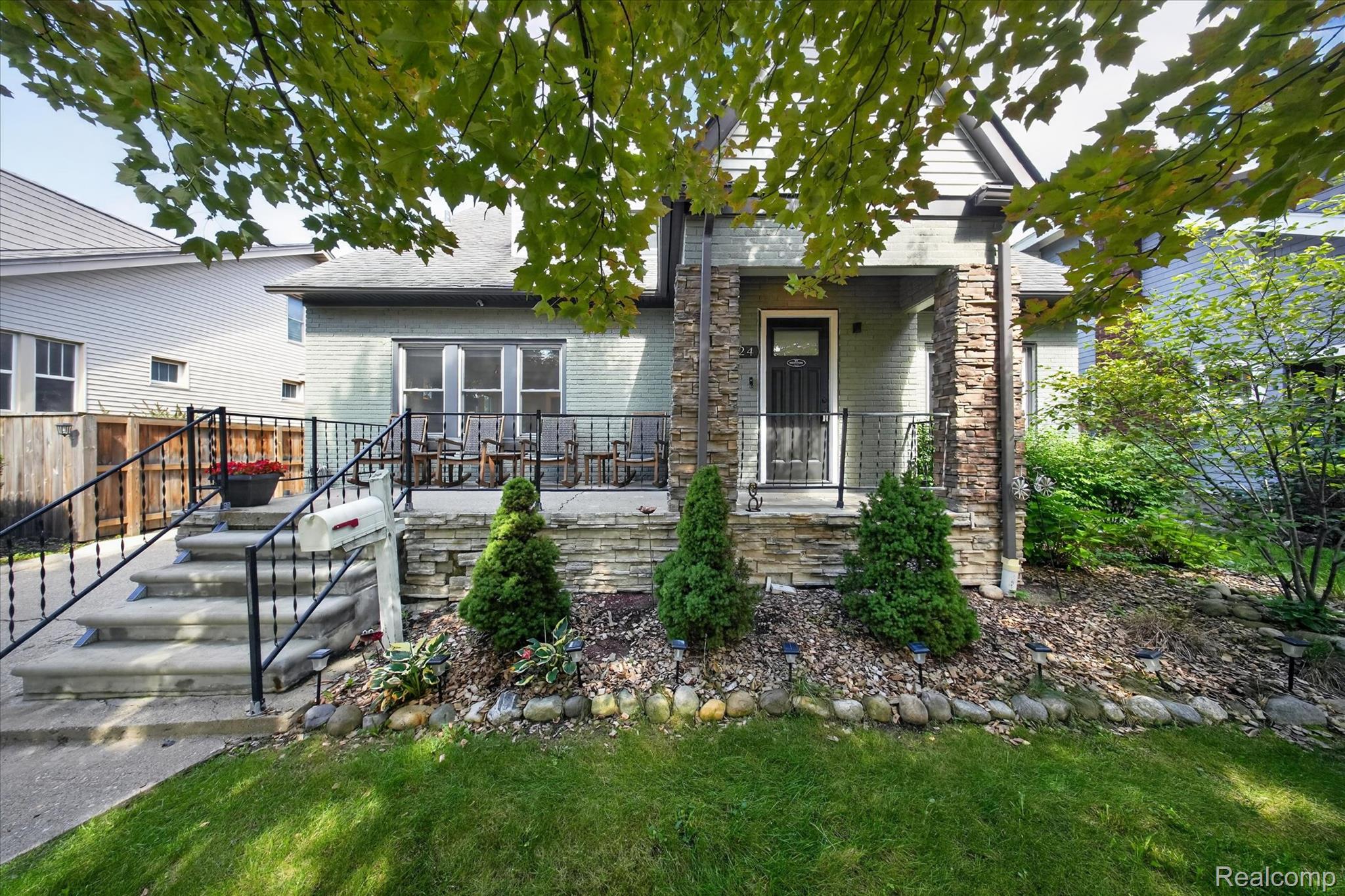 224 W Maplehurst Street