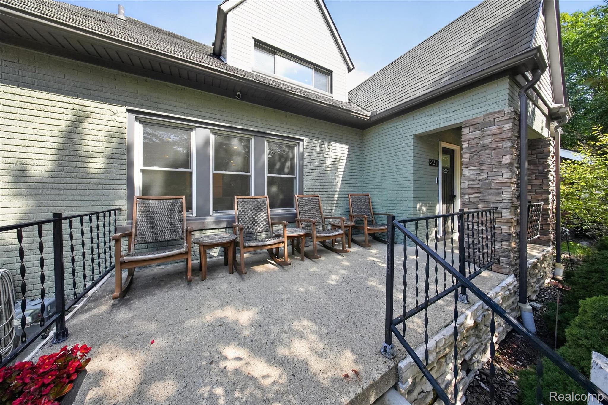 224 W Maplehurst Street