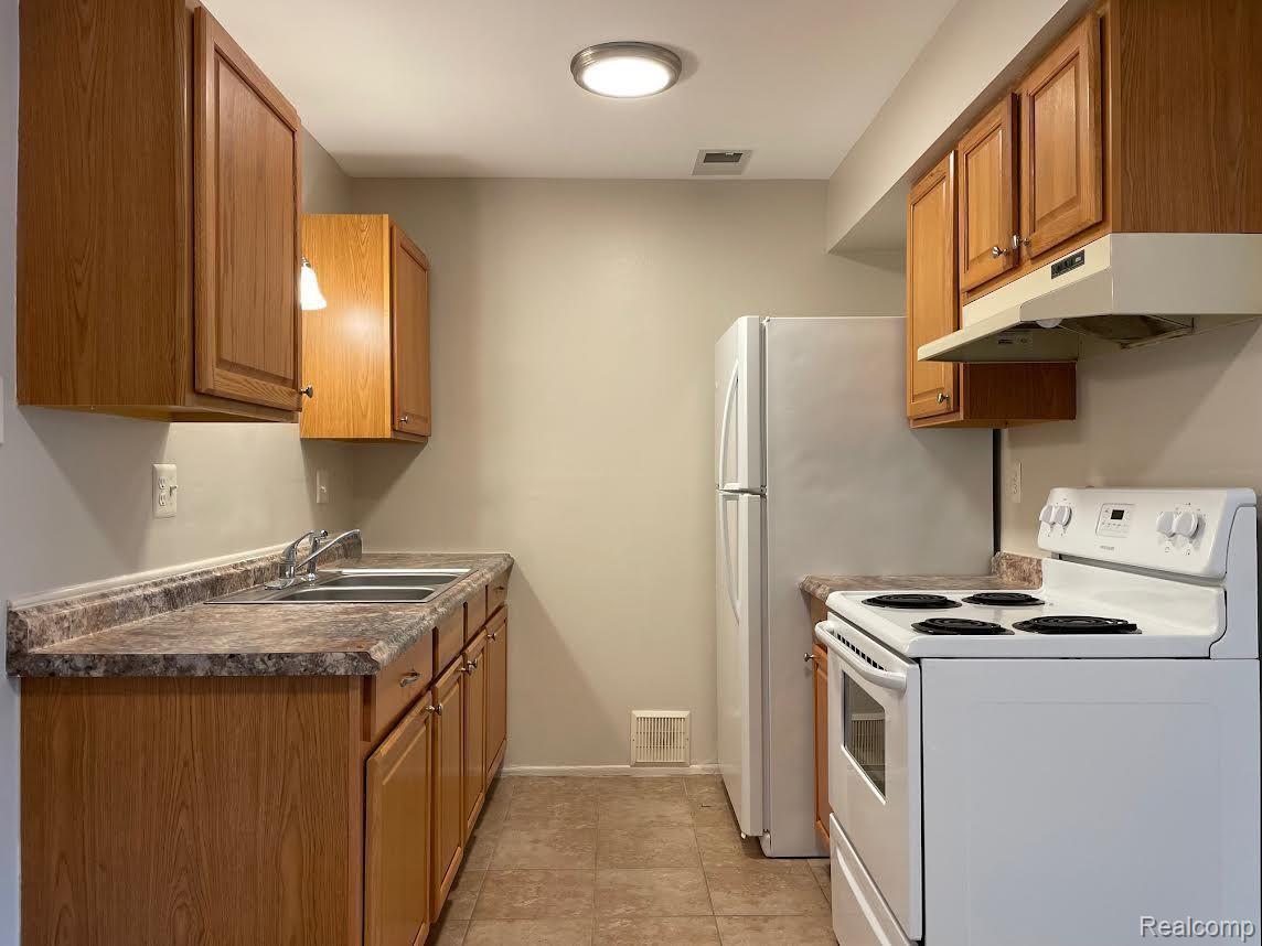 865 E SUMMIT Street 23