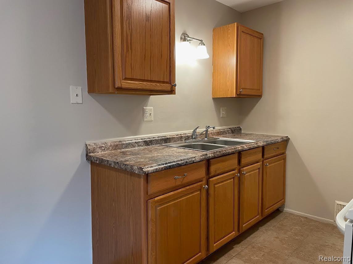 865 E SUMMIT Street 23
