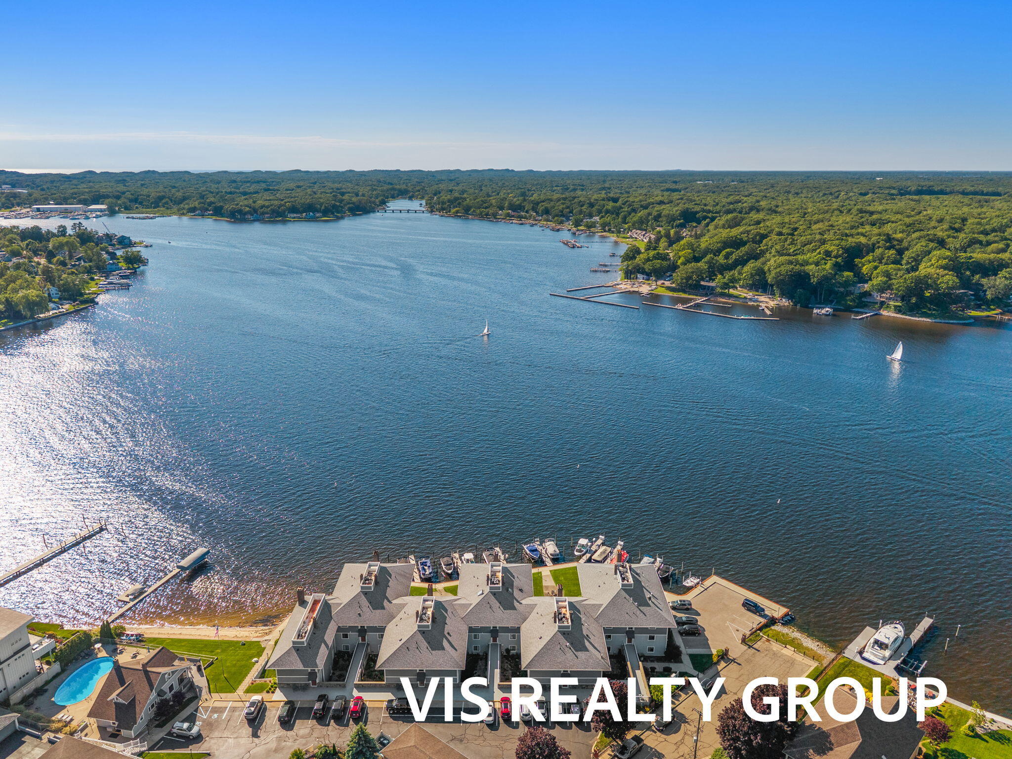 400 Lakeview Court 8B