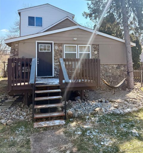 3426 Maple Ridge Highland Charter Township MI 48356