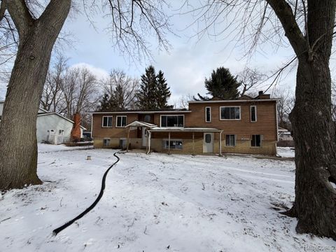 Photo of 3099 Chenoa Street, Commerce Charter Township, MI 48382 (MLS # 20261005339)