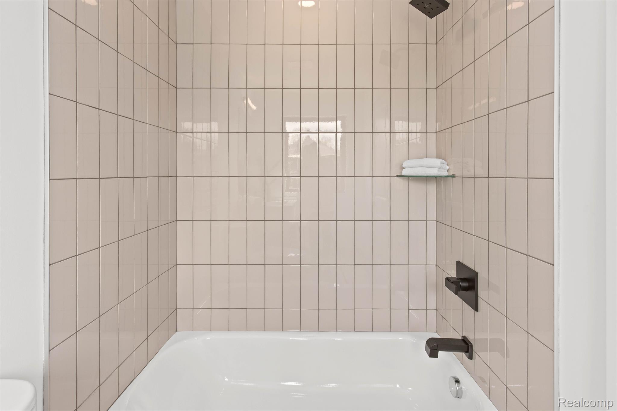 Detroit City, Michigan 48206, United States, 2 Bedrooms Bedrooms, ,3 BathroomsBathrooms,Residential,Active,232722