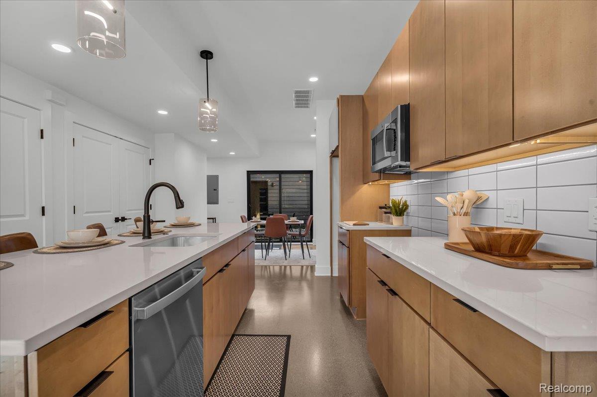 Detroit City, Michigan 48208, United States, 2 Bedrooms Bedrooms, ,3 BathroomsBathrooms,Residential,Active,146552