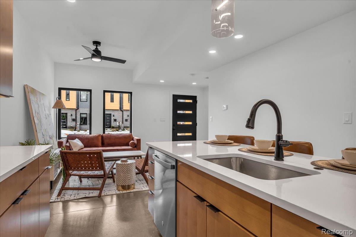 Detroit City, Michigan 48208, United States, 2 Bedrooms Bedrooms, ,3 BathroomsBathrooms,Residential,Active,146552