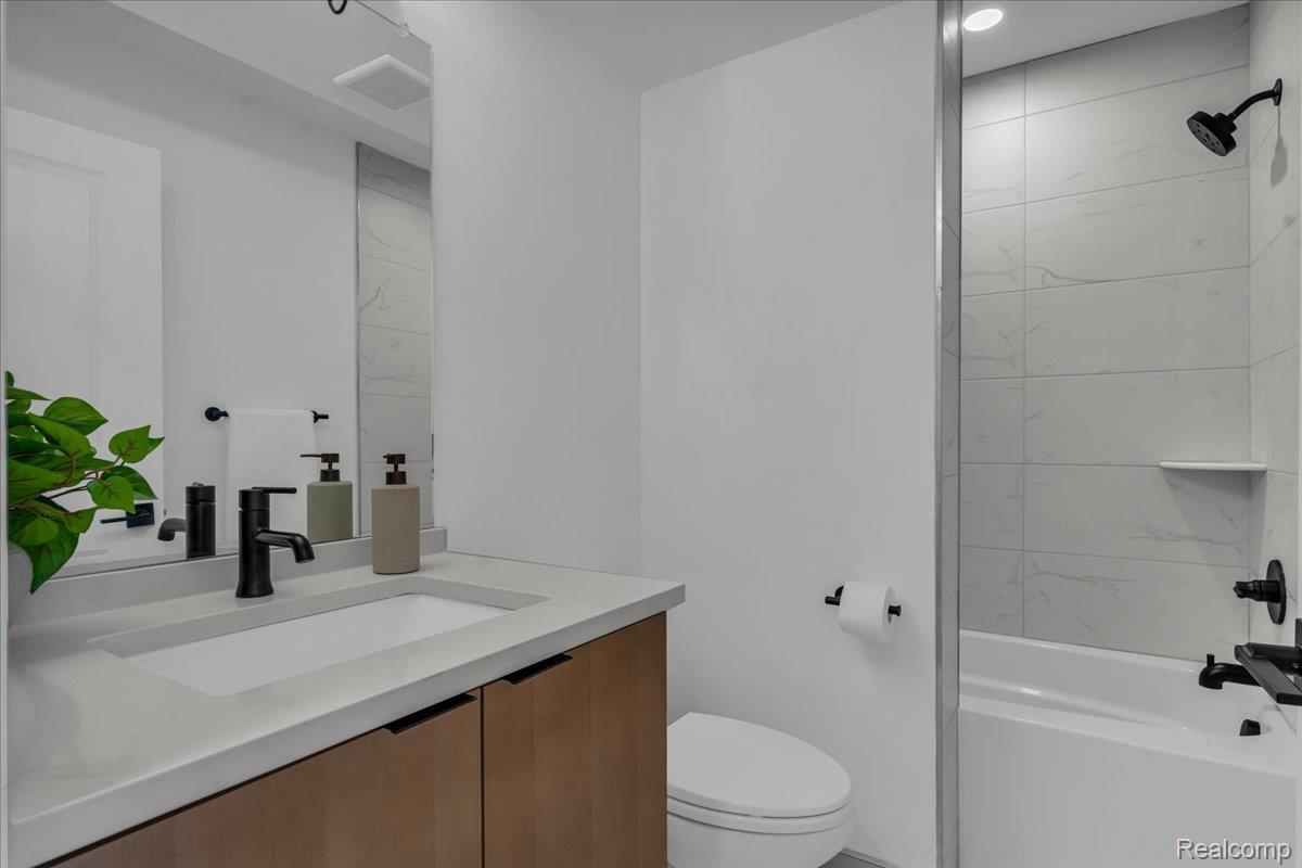 Detroit City, Michigan 48208, United States, 2 Bedrooms Bedrooms, ,3 BathroomsBathrooms,Residential,Active,146552