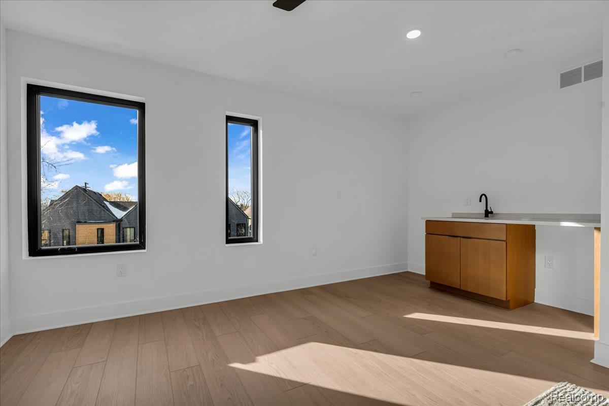 Detroit City, Michigan 48208, United States, 2 Bedrooms Bedrooms, ,3 BathroomsBathrooms,Residential,Active,146552