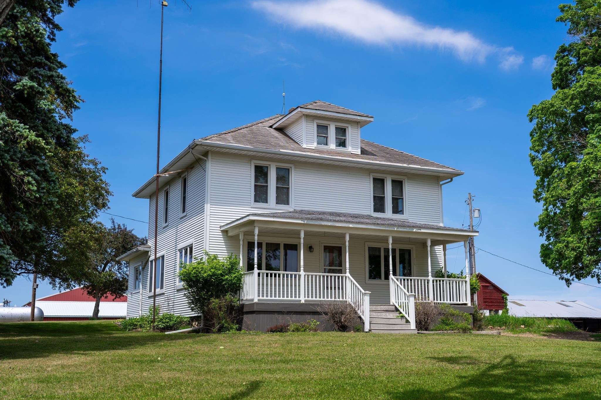 402 W Chapman Road