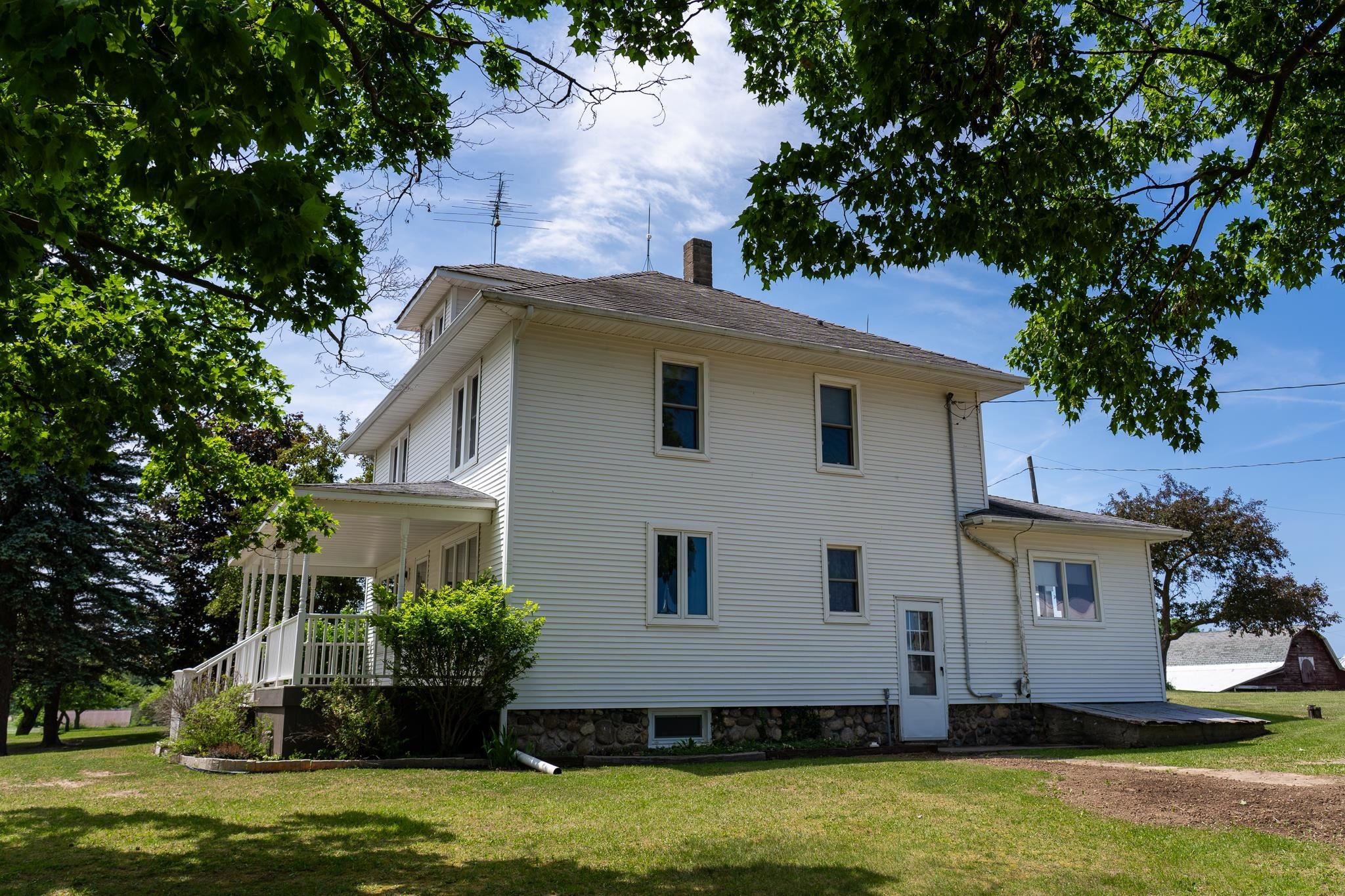 402 W Chapman Road