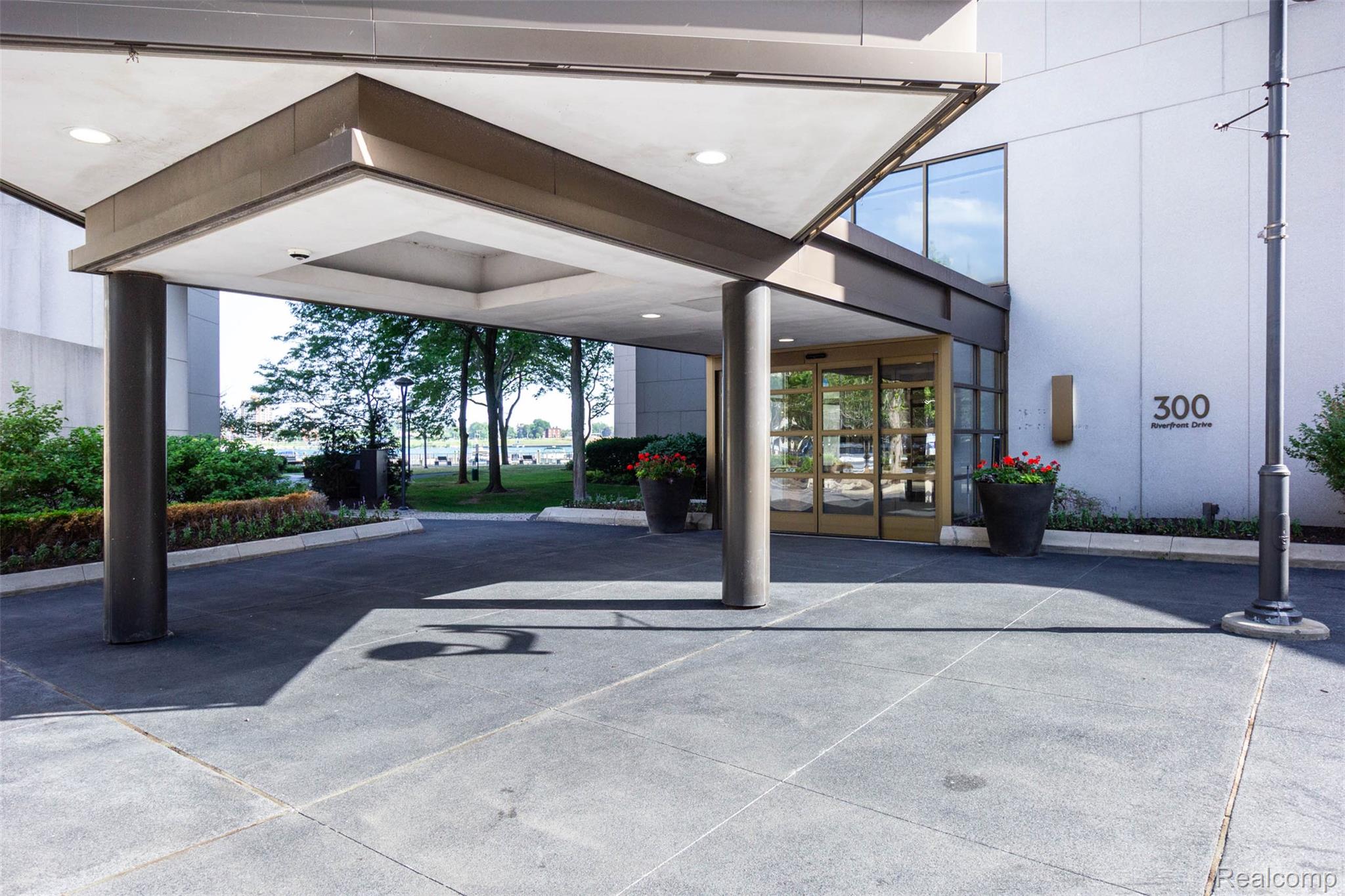 300 W Jefferson Avenue W 26