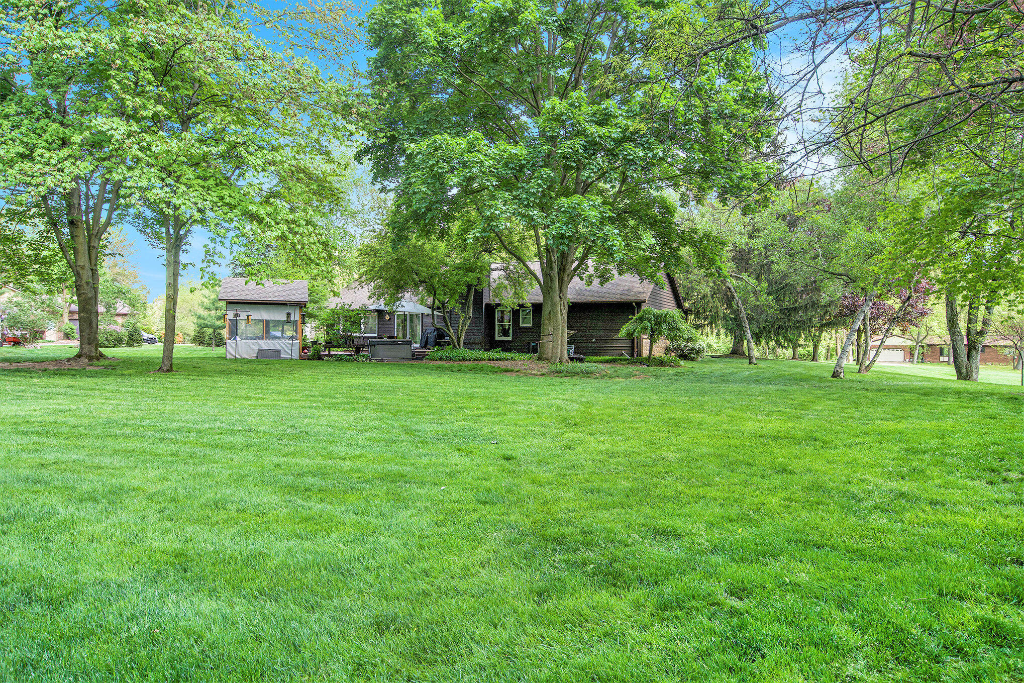 6030 Queen Oaks Drive