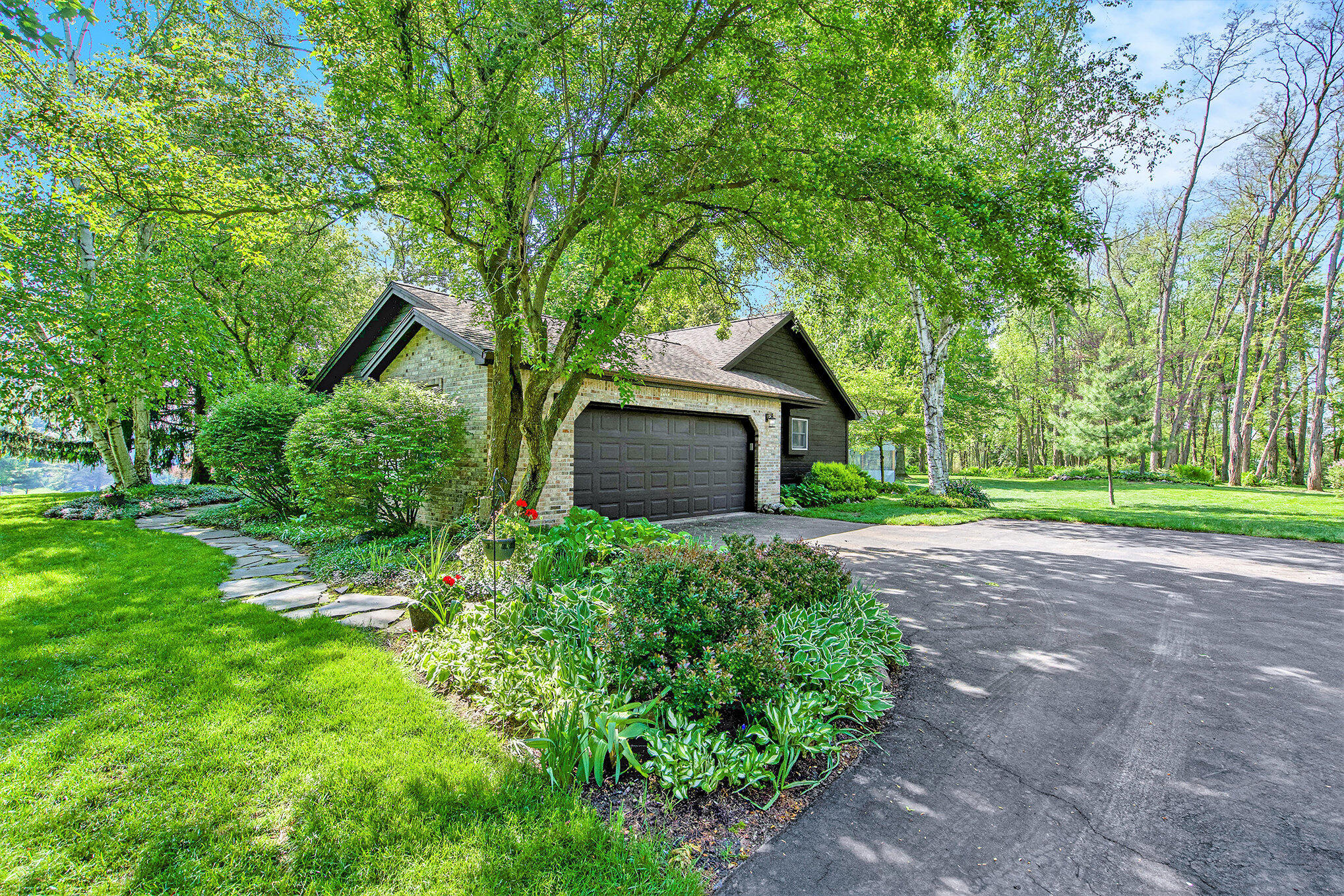 6030 Queen Oaks Drive