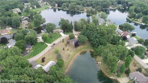 11564 Pleasant View Drive Hamburg Township MI 48169
