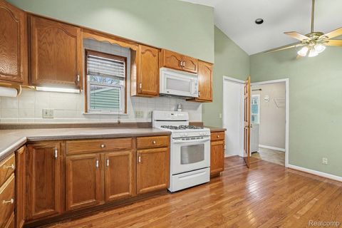 Tiny photo for 1539 Park Avenue, Bay City City, MI 48708 (MLS # 20261002529)