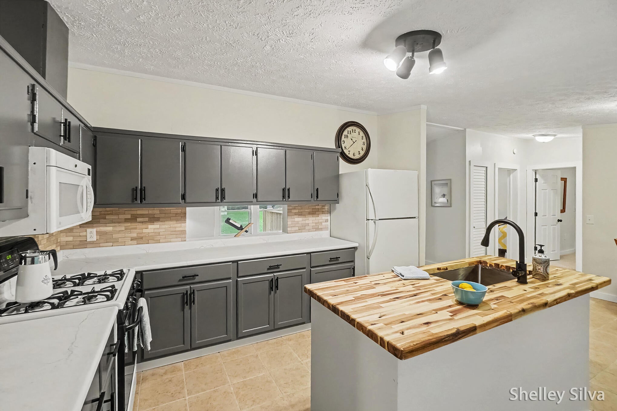 6537 E Glen Lane