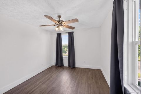 Tiny photo for 925 W Kalamazoo Street, Lansing City, MI 48915 (MLS # 20261039658)