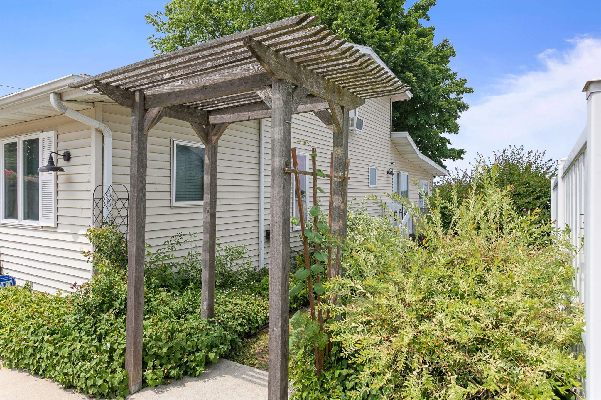 2587 Lake Shore Drive