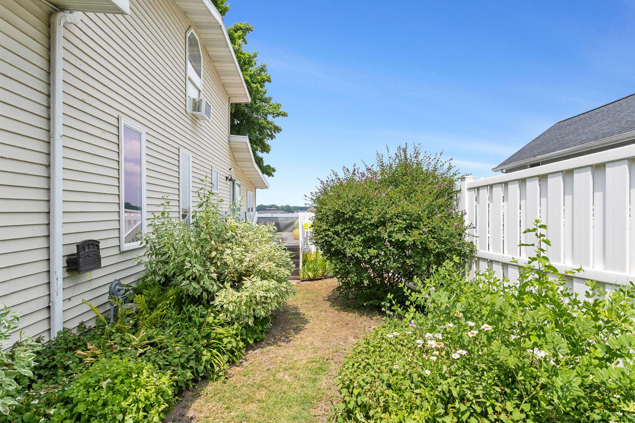 2587 Lake Shore Drive