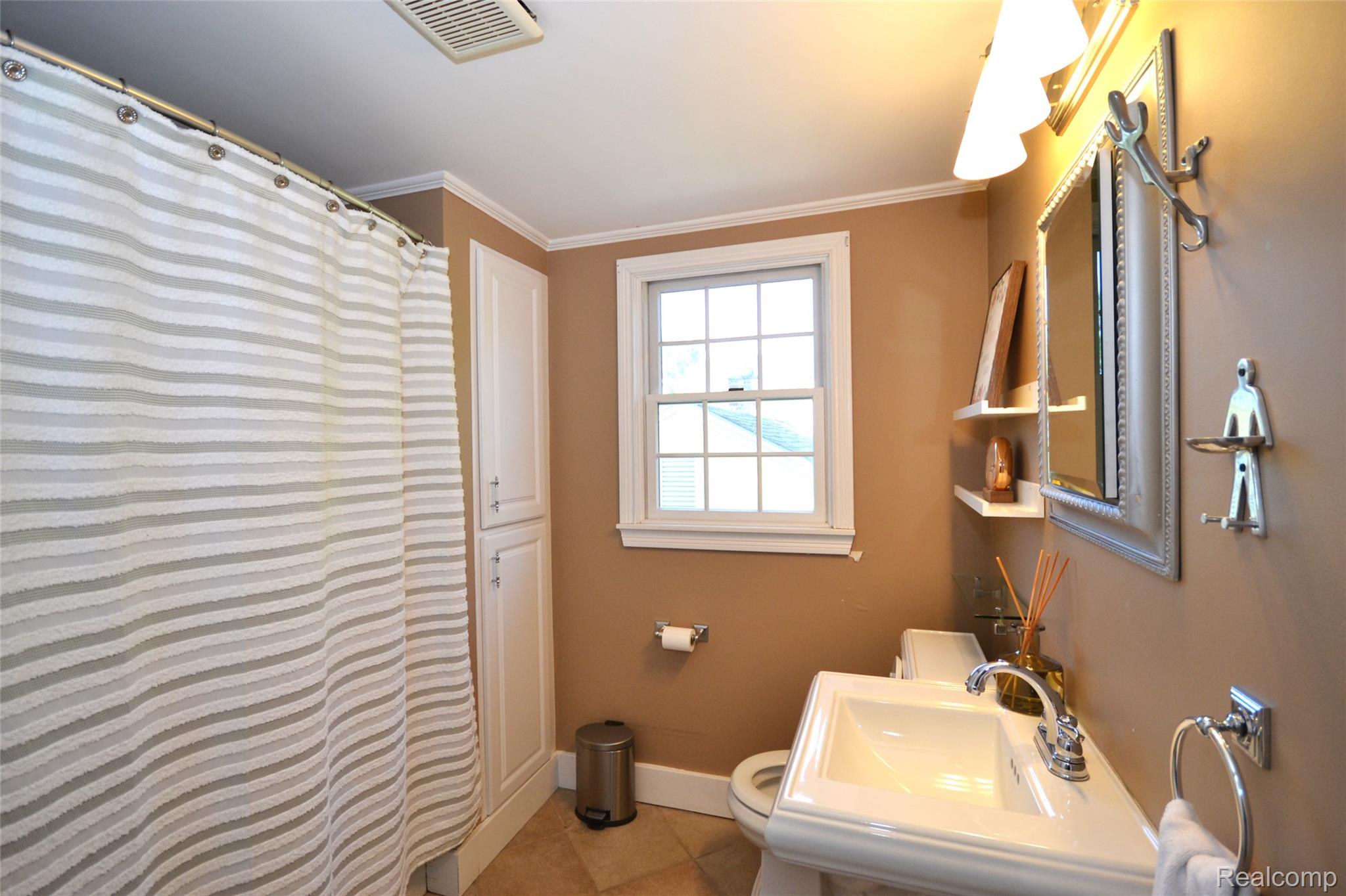 Birmingham City, Michigan 48009, United States, 3 Bedrooms Bedrooms, ,3 BathroomsBathrooms,Residential,Active,235087