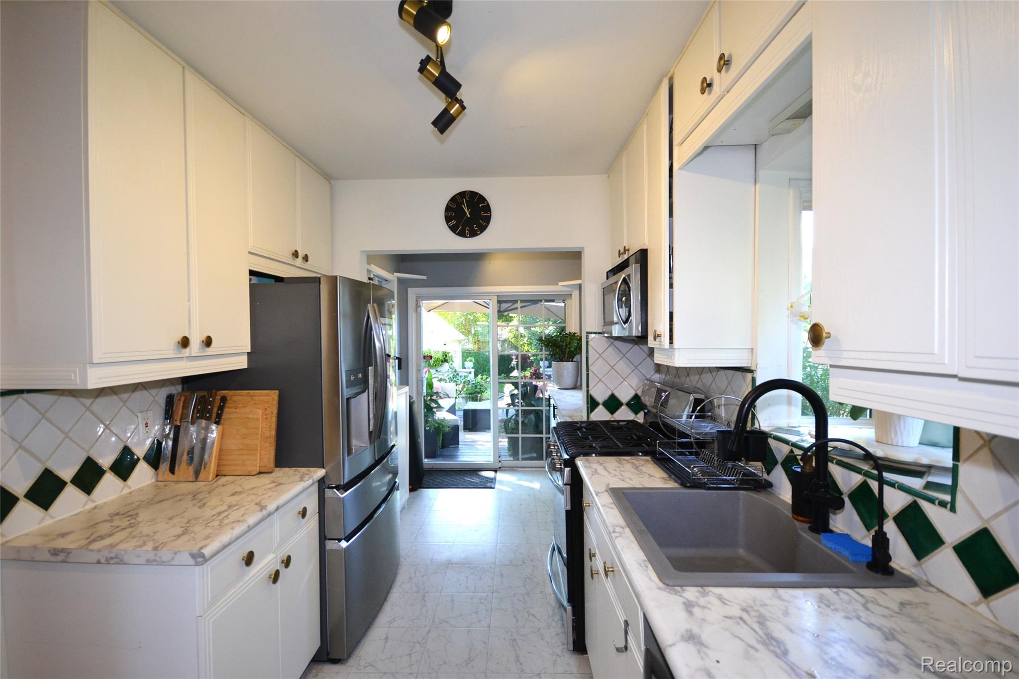 Birmingham City, Michigan 48009, United States, 3 Bedrooms Bedrooms, ,3 BathroomsBathrooms,Residential,Active,235087