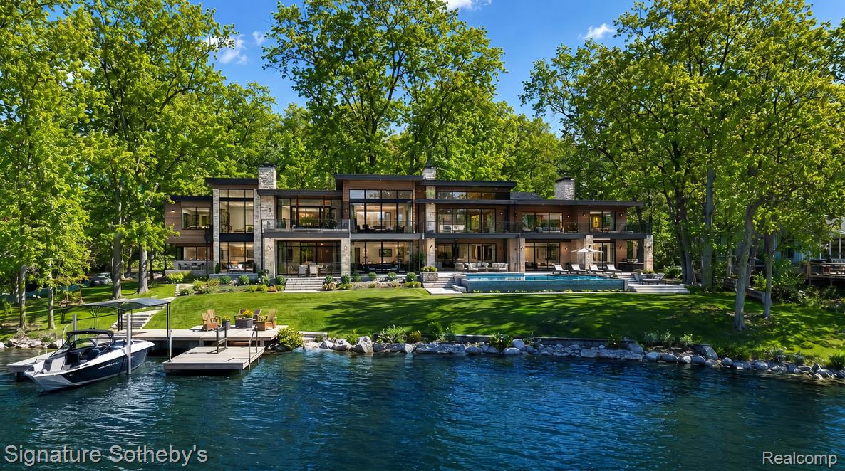 9485 LAKEVIEW Drive