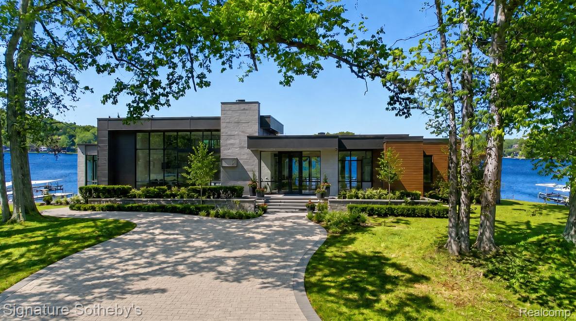 9485 LAKEVIEW Drive