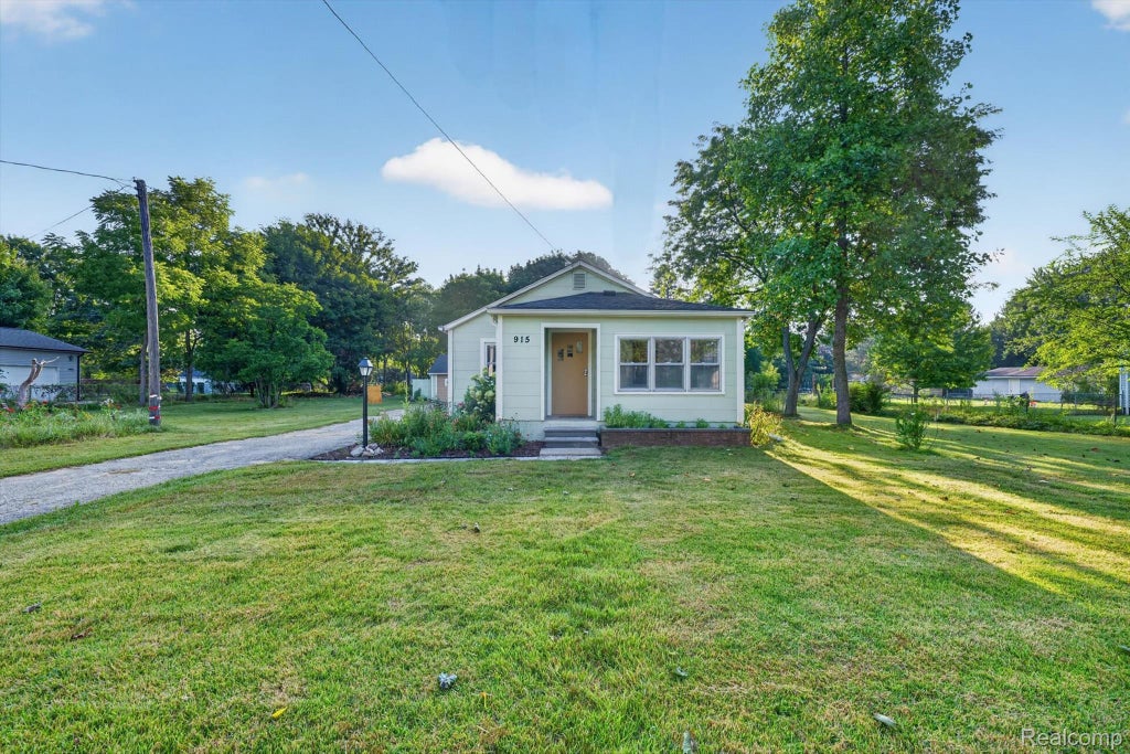 Photo of 915 Olive Street, Oxford Charter Township, MI 48371 (MLS # 20261057481)