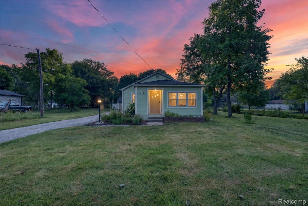 Photo of 915 Olive Street, Oxford Charter Township, MI 48371 (MLS # 20261057481)